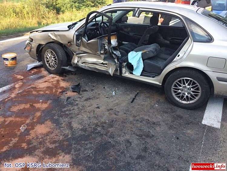 Wypadek w Pasieczniku. Osoba zakleszczona w pojeździe.