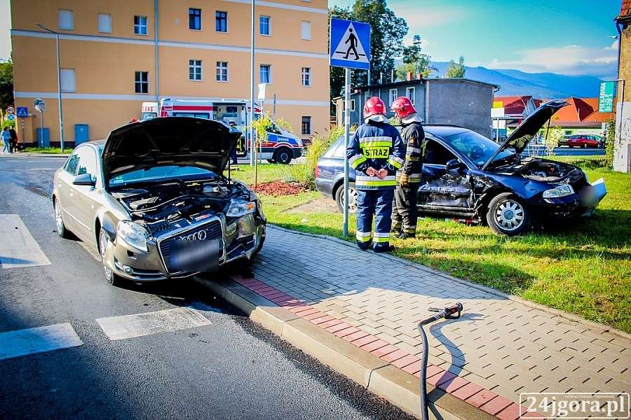 Zderzenie dwóch Audi w Kowarach. Jedna osoba w szpitalu.