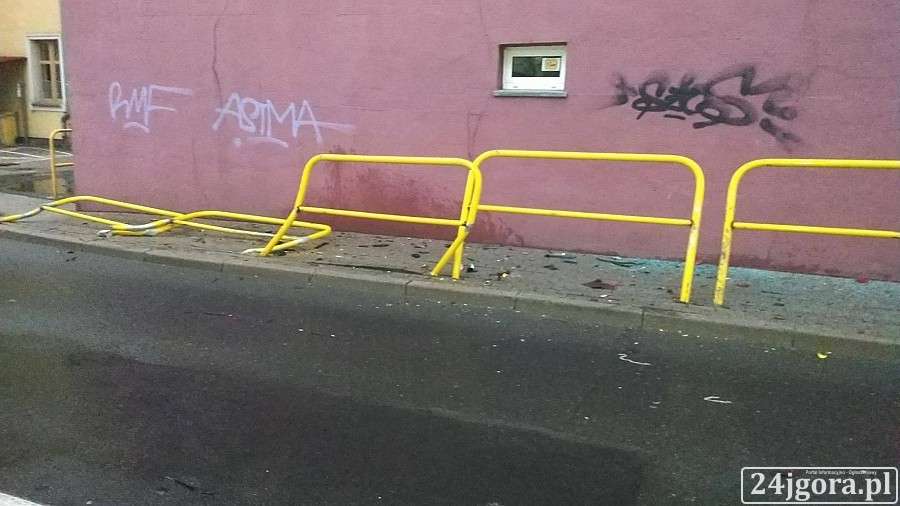 Staranował barierki. To szczęście, że nikt nie szedł chodnikem.