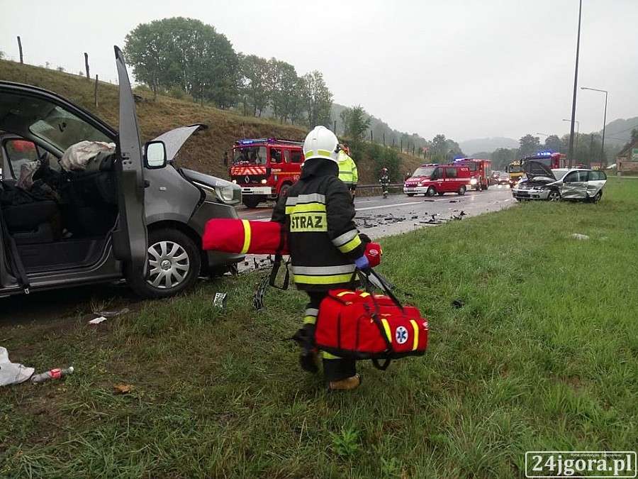 Zablokowana droga krajowa nr 3 w Kaczorowie. Zderzenie trzech aut