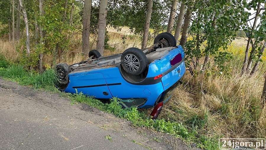 Na drodze z Siedlęcina do Goduszyna dachowało auto osobowe