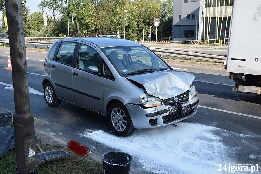 Zderzenie trzech aut w Alei Jana Pawła