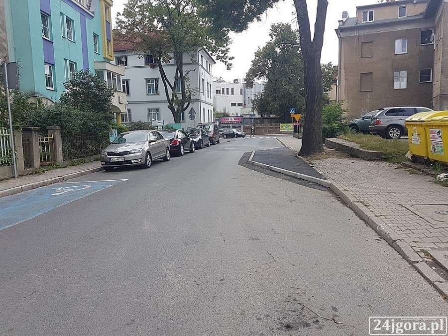 Chodnikowy slalom na Armii Krajowej. Udogodnienie czy absurd?