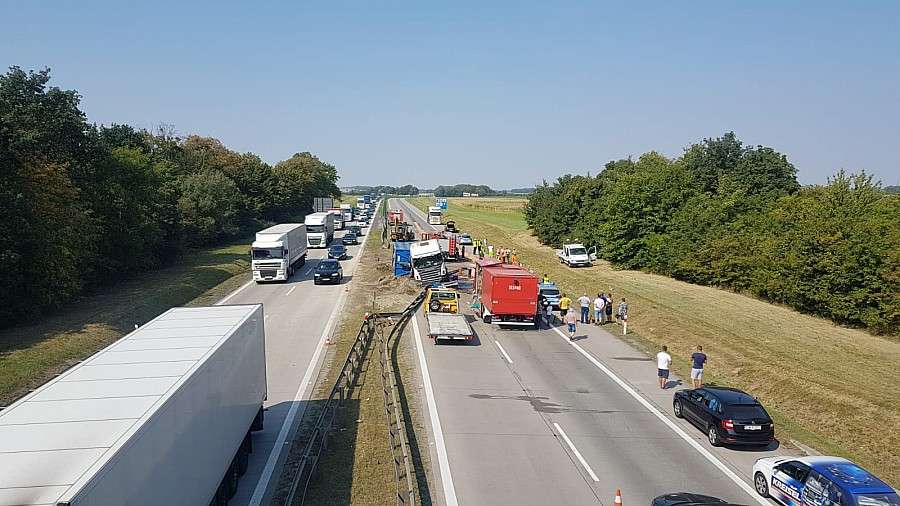 Przewrócona ciężarówka zablokowała autostradę A4