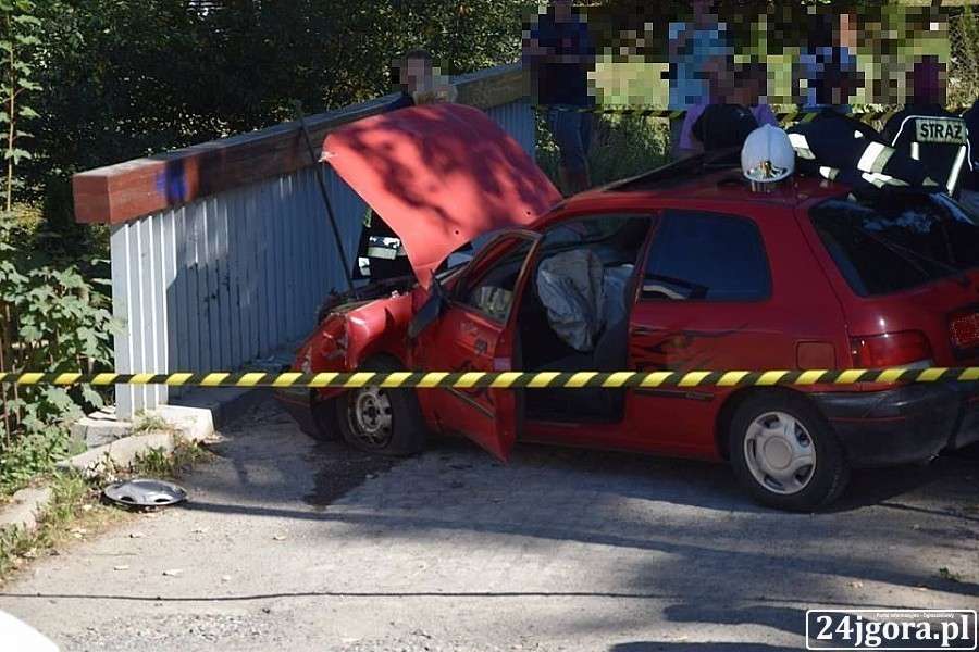 Uderzył w barierki mostu