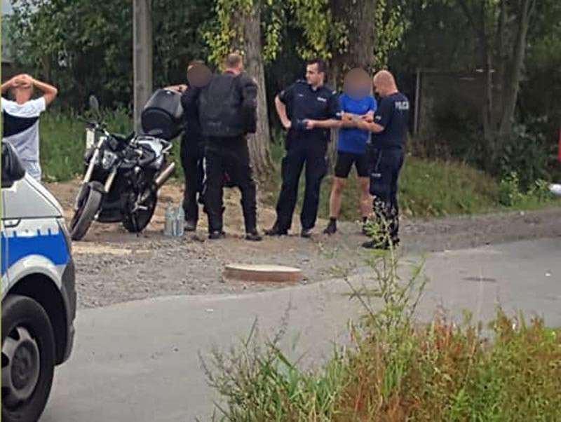 Motocyklista wyłożył się na studzience. Został ukarany mandatem