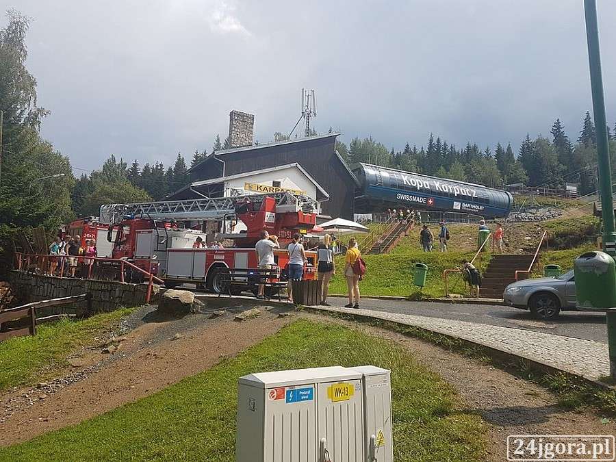 Awaria wyciągu w Karpaczu. Turyści utknęli nad ziemią