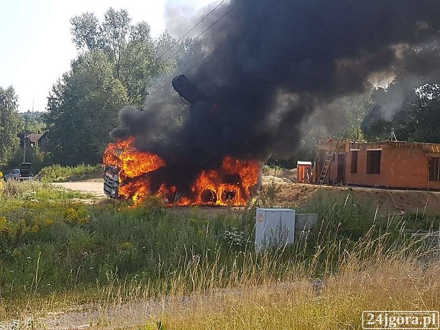 Spłonęła betoniarka. Kierowca porażony prądem