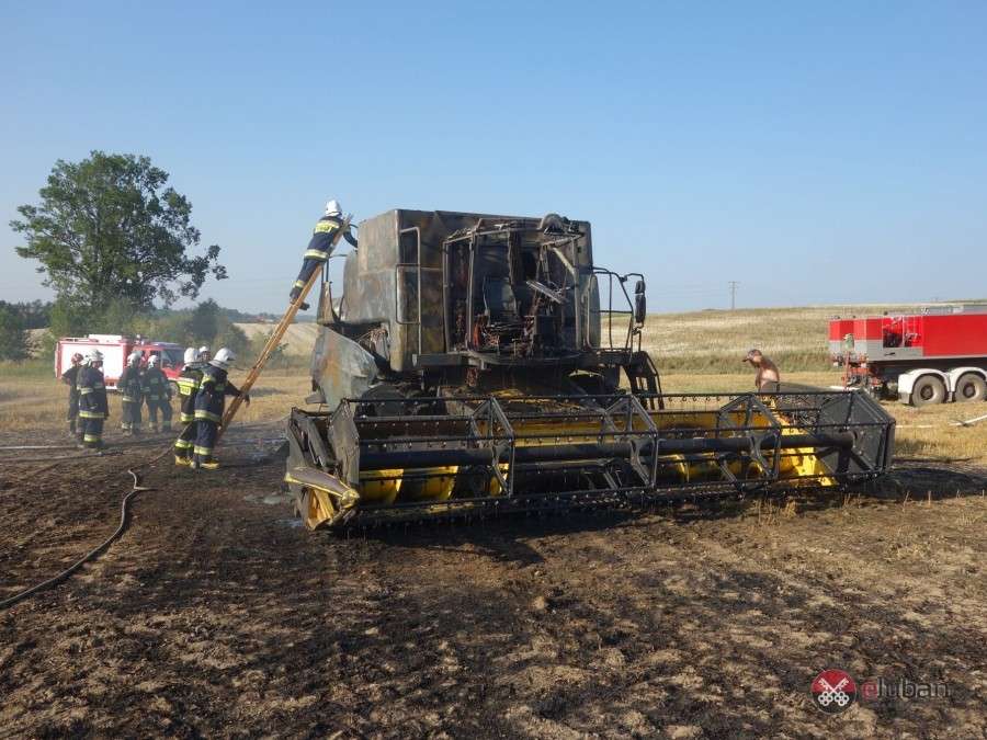 Spłonął kombajn podczas pracy na polu