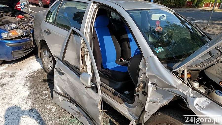 Dwie osoby ranne w zderzeniu dwóch aut na Wojska Polskiego
