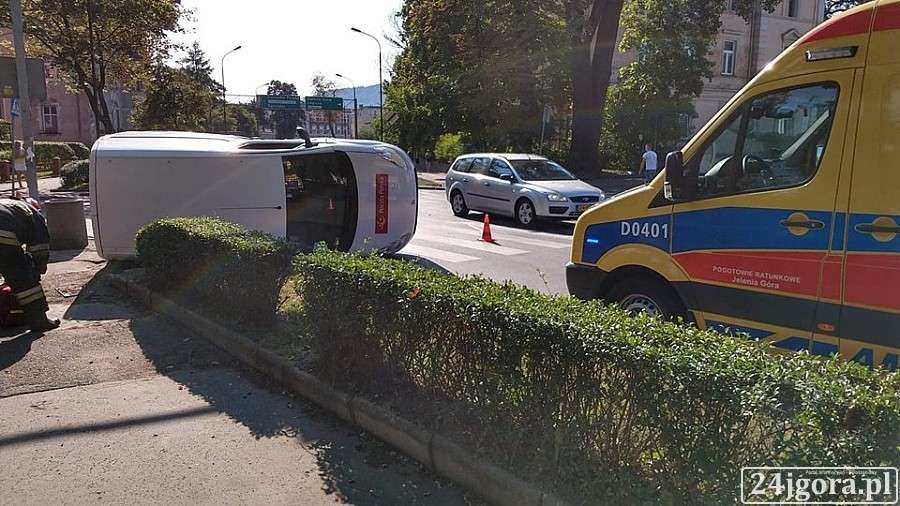 Wypadek na Wojska Polskiego. Auto pocztowe po zderzeniu przewróciło się na bok.