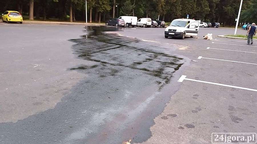 Przebili zbiornik paliwa. Olbrzymia plama ropy w Cieplicach
