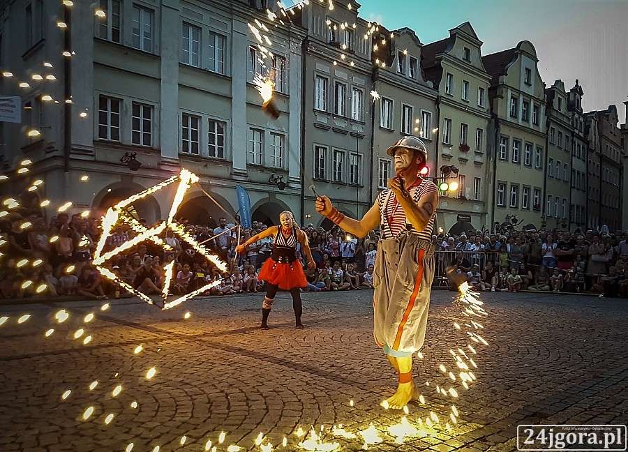 Parada i popisy akrobatów podczas II dnia teatrów ulicznych (VIDEO)