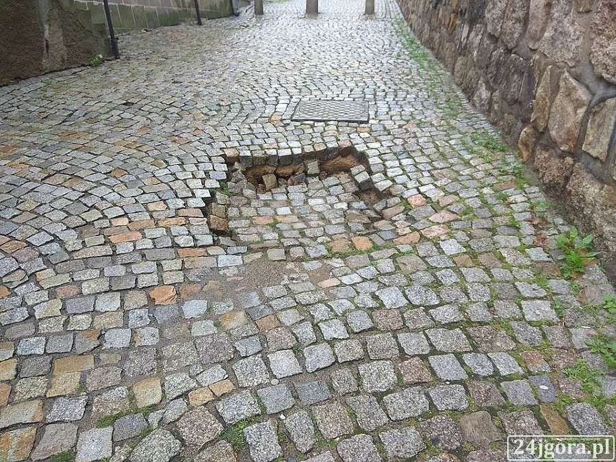 Zapadła się kostka brukowa na ulicy Górnej w Jeleniej Górze