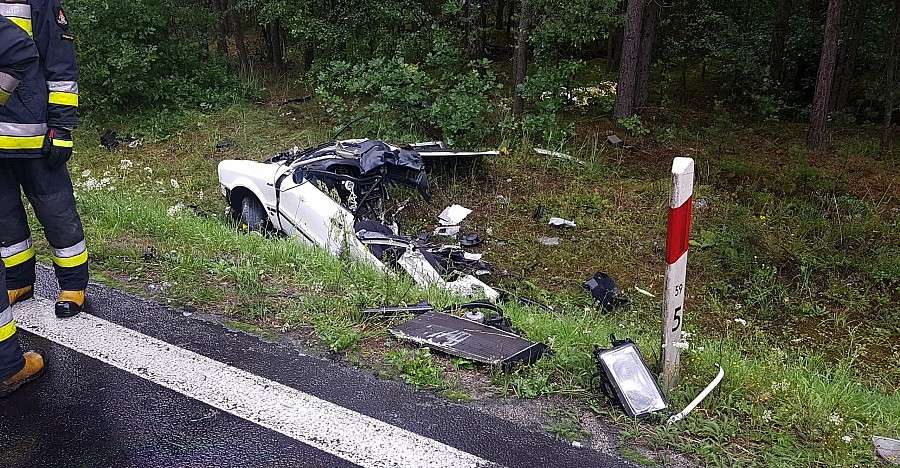 Śmiertelny wypadek pod Bolesławcem. Z auta zostały strzępy.