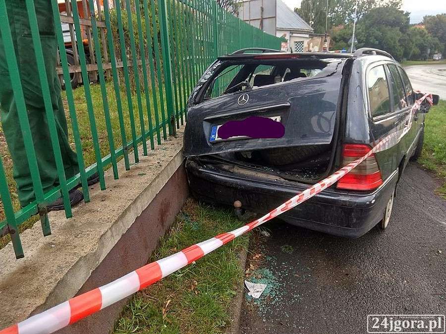 Na ulicy Wolności auto uderzyło w mur