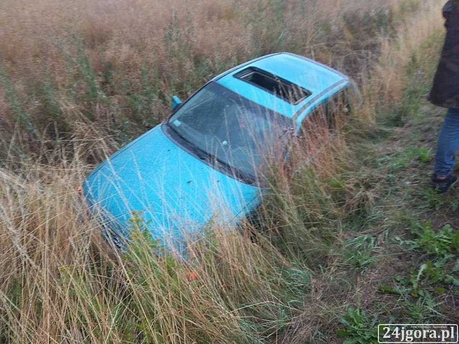 W Siedlęcinie auto wypadło z drogi