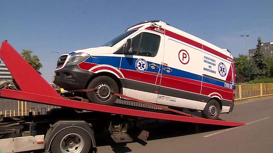Karetka pogotowia była za ciężka? Absurdalny przepis sprawił, że policja zarekwirowała ambulans.
