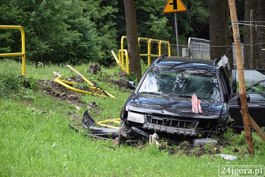 Wypadł z drogi i przebił się przez barierki