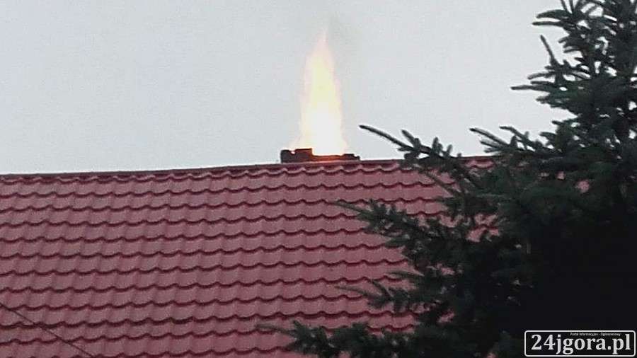 Pożar sadzy w kominie. Interweniowały 4 zastępy straży.