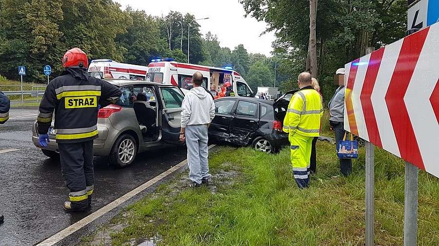 Zderzenie trzech aut na ulicy Sudeckiej 