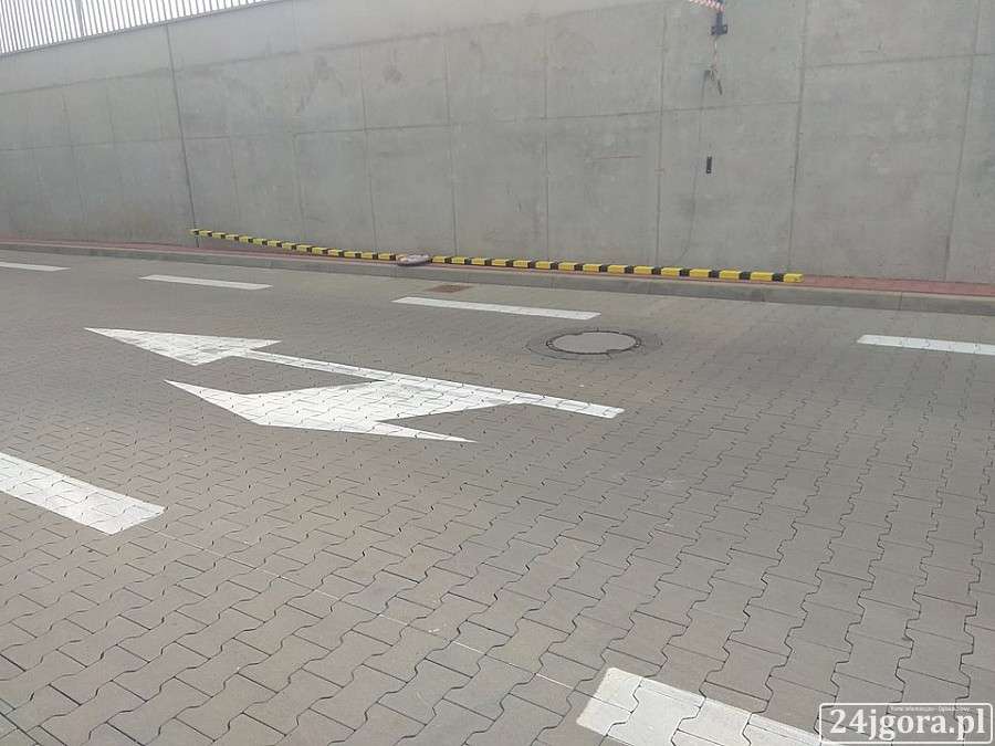 Ktoś staranował bramkę parkingu przy Galerii Sudeckiej