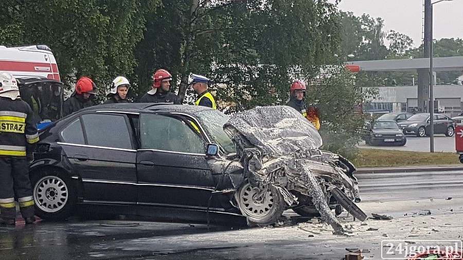 Zderzenie osobówki z autobusem. Droga zablokowana