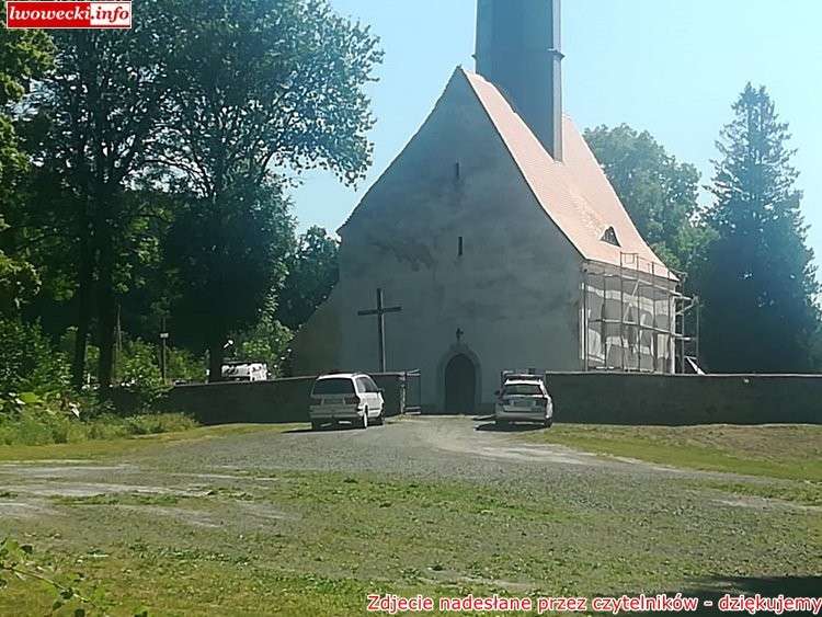 Wypadek w Niwnicach. Mężczyzna spadł z dachu kościoła.