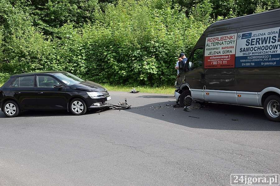 Szklarska Poręba : Zderzenie auta osobowego z kursowym busem