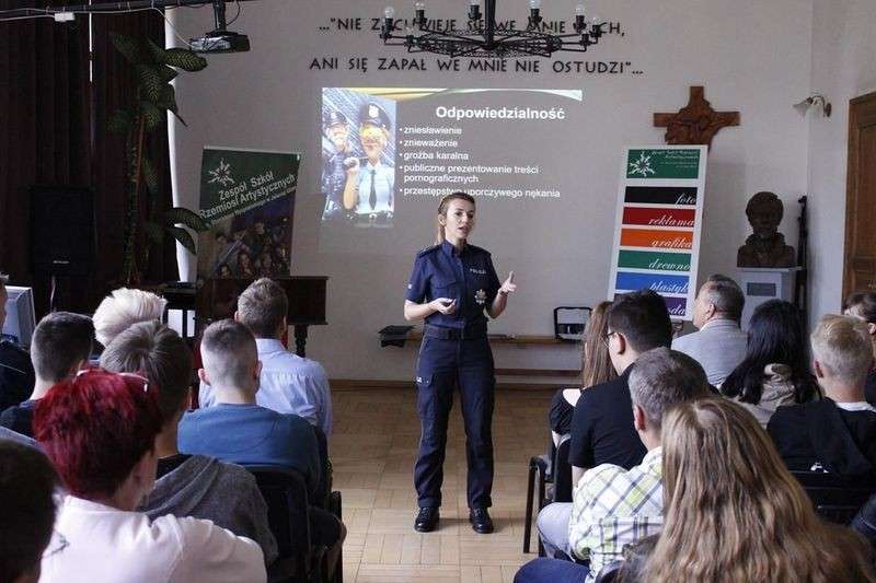 Z uczniami Rzemiosł o zagrożeniach w sieci