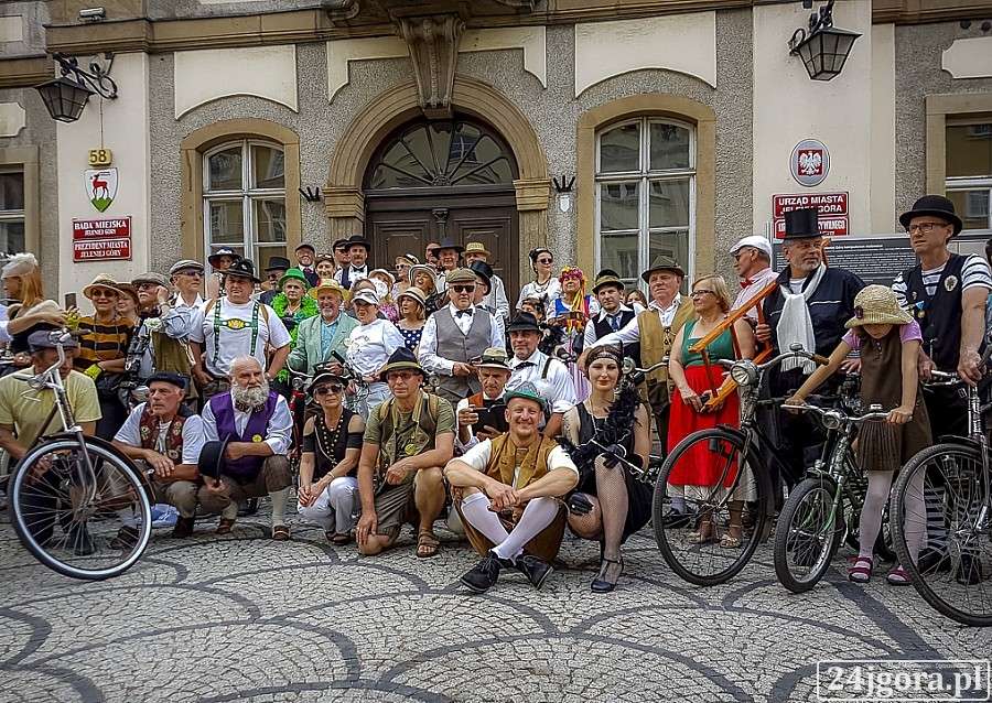 Rowerowa Parada Retro przejechała ulicami Jeleniej Góry (VIDEO)