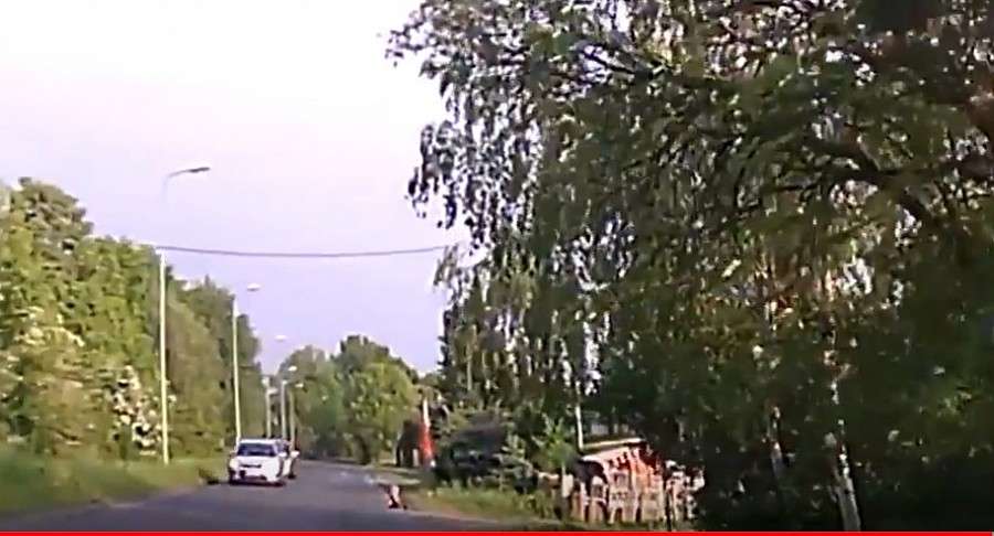 Malutkie dziecko bawiło się na ruchliwej drodze