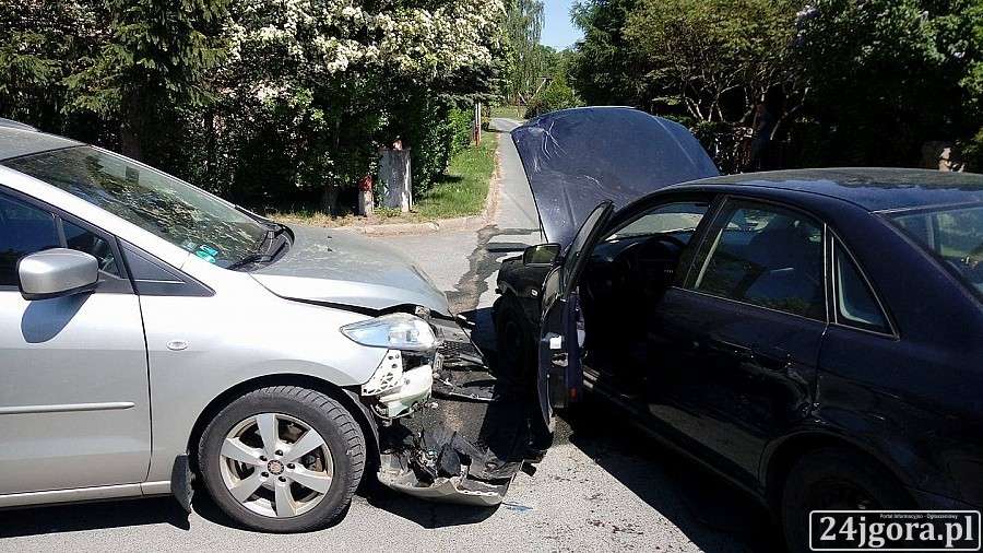 Zderzenie samochodów osobowych w Piechowicach