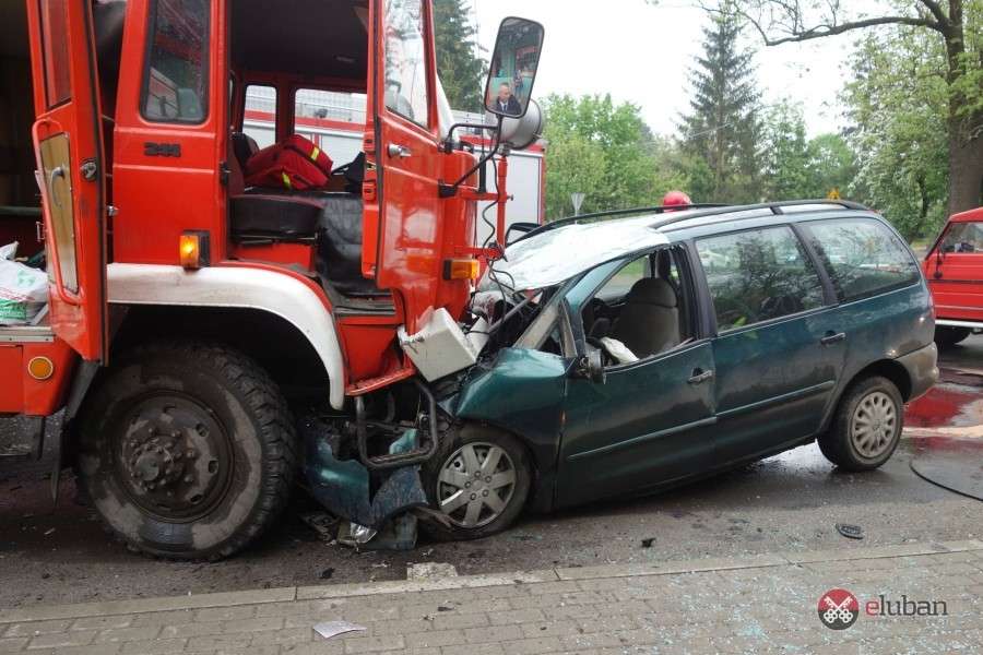 Osobówka wjechała pod wóz strażacki