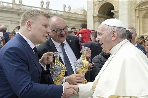 Kryształy z Huty Julia dla Papieża Franciszka