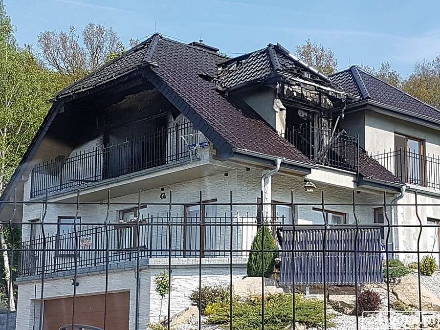 Pożar domu i zwłoki na łące przy ulicy Kruszwickiej