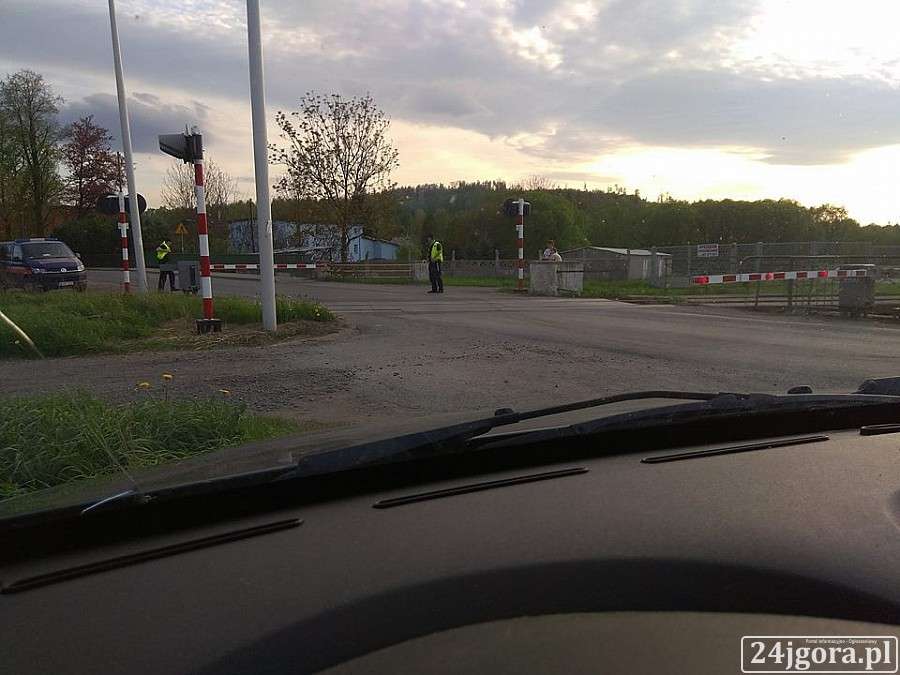 Zamknięte rogatki na przejeździe nieczynnej linii kolejowej