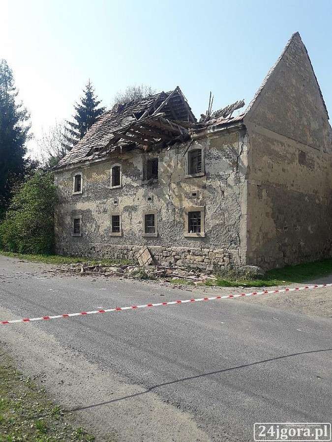 W Grodźcu runęła część budynku