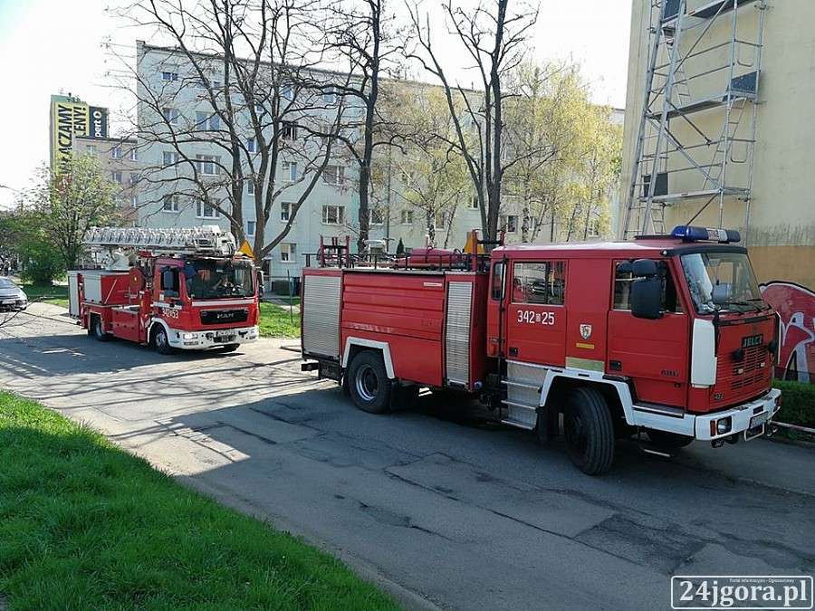 Akcja ratunkowa przy ulicy Szymanowskiego. Starsza kobieta zmarła w mieszkaniu