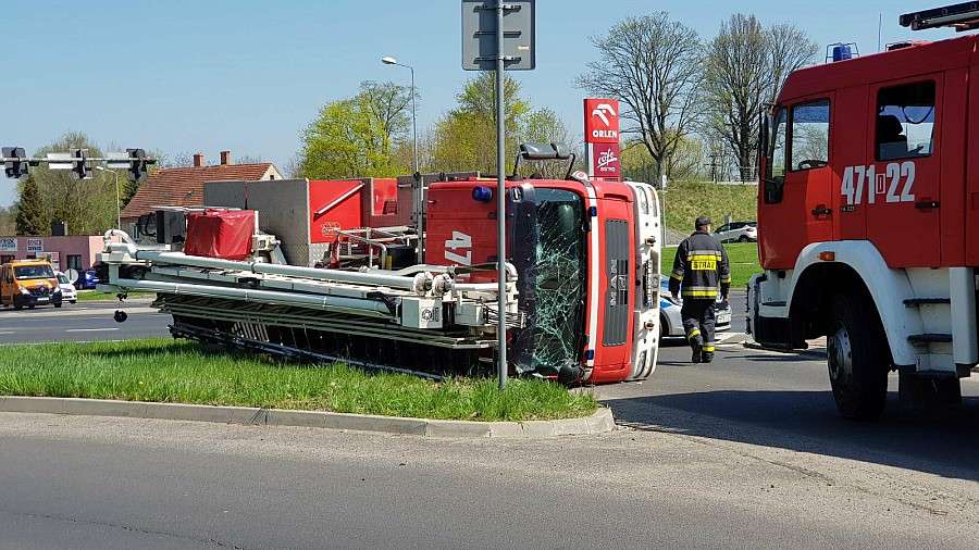 Wóz strażacki przewrócił się na skrzyżowaniu (FOTO)