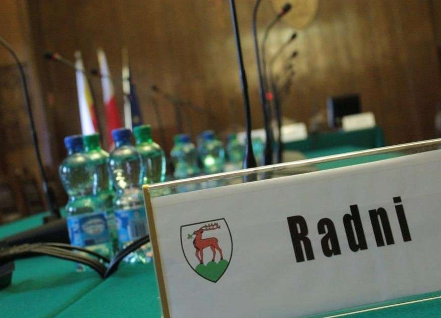 Radny Szymański pozostanie na stanowisku