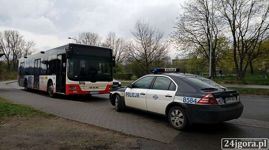 Zderzenie autobusu MZK z autem osobowym