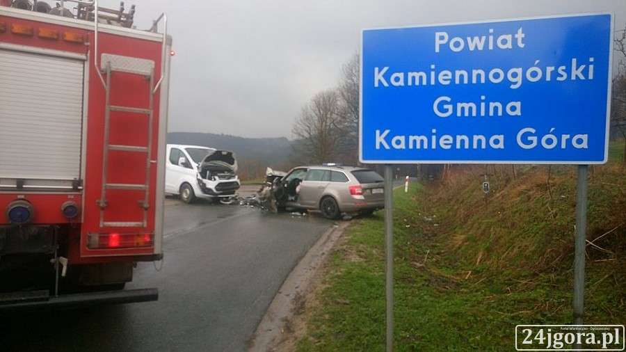 Czołowe zderzenie na drodze pod Przełęczą Okraj