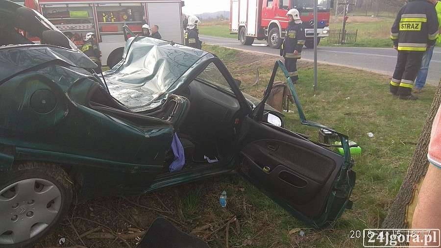 Citroen uderzył w drzewo. Kierowcę wycinali z wraku strażacy.