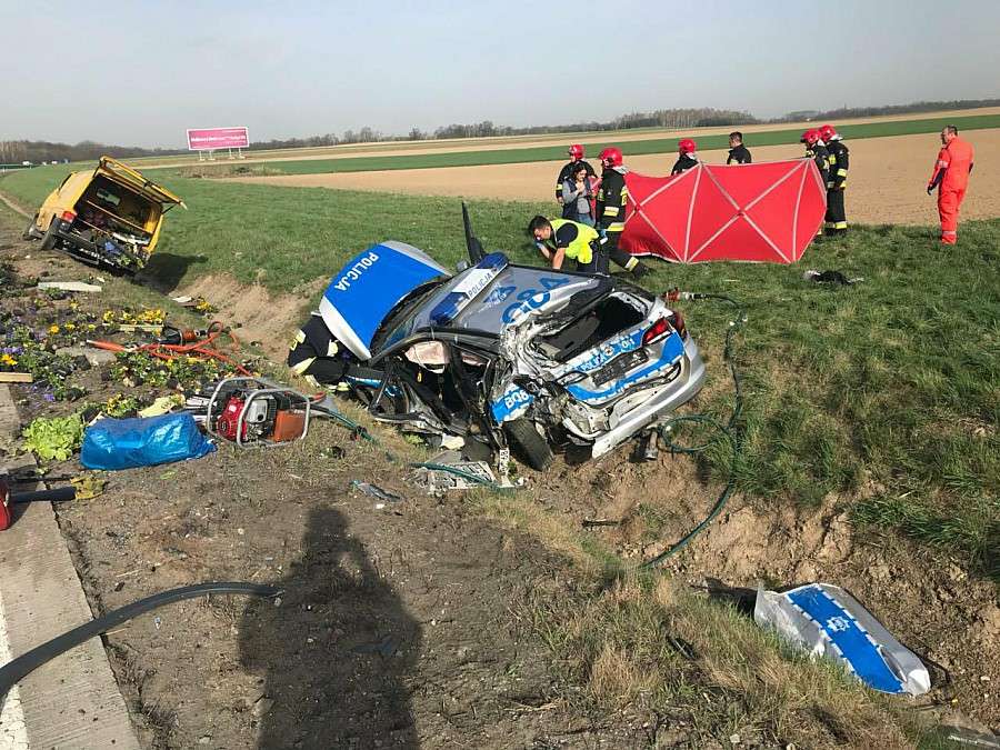 Kolejne wypadki na A4. Uwięzieni policjanci i jedna osoba w szpitalu.