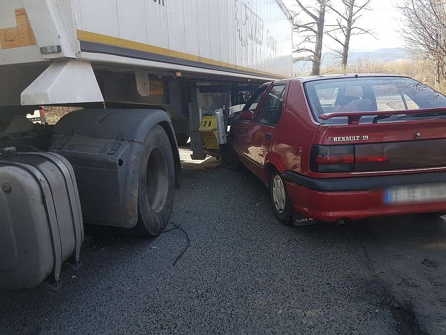 Osobówką wjechał pod naczepę TIR-a
