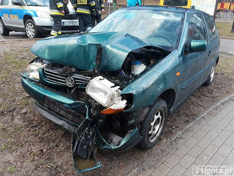 Zjechał z drogi i uderzył w latarnię