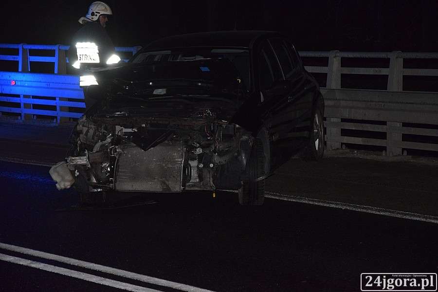Wpadł w poślizg i rozbił auto na barierach