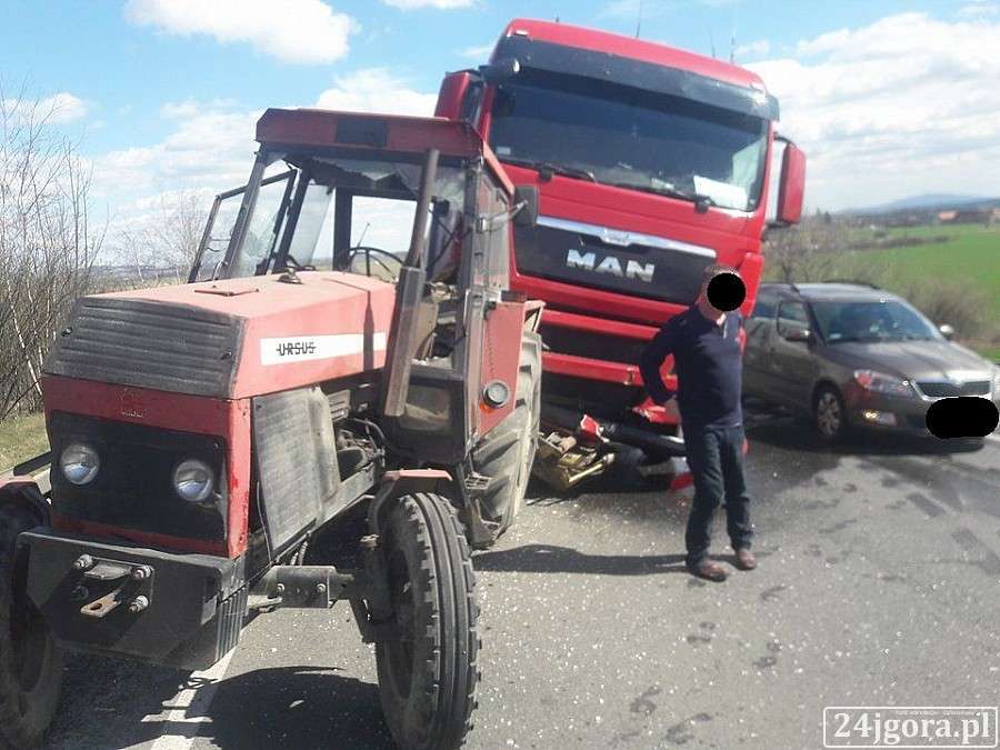 Ciężarówka najechała na ciągnik rolniczy