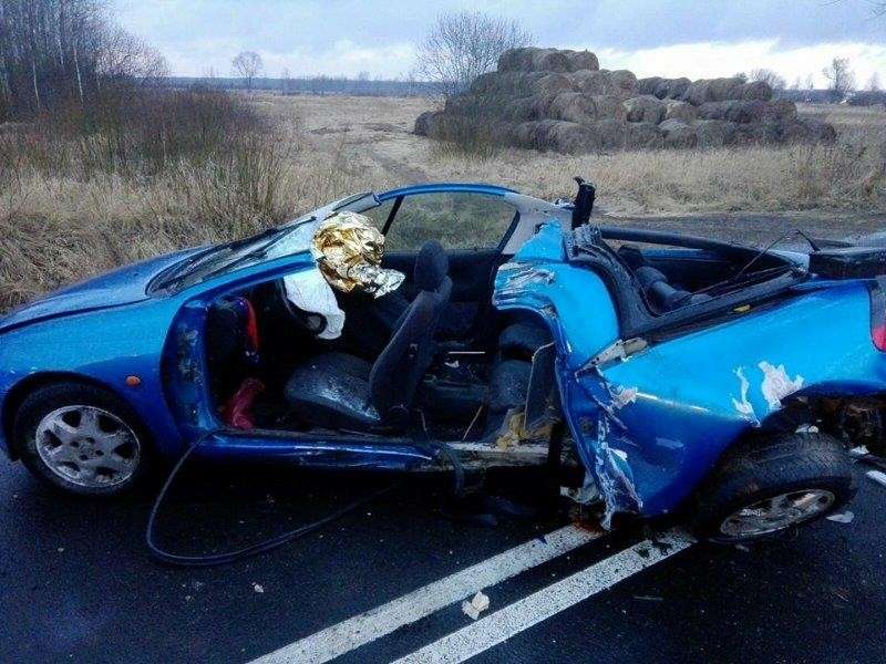 Kobieta uwięziona w rozbitym aucie